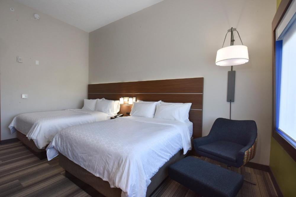 Standard Room with Two Queen Beds interior