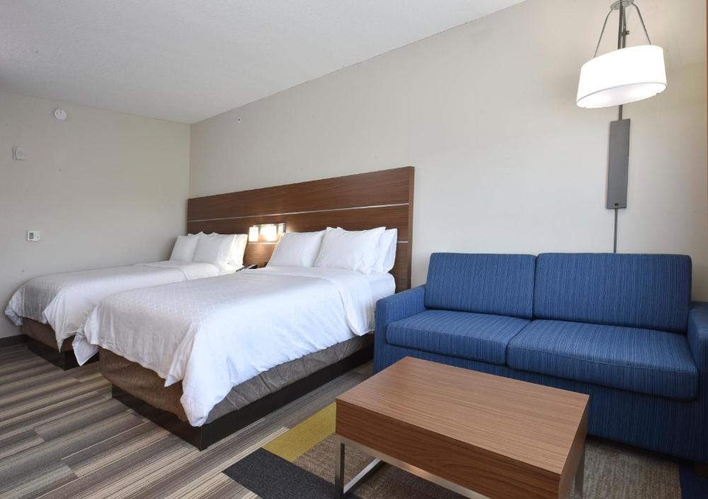 One-Bedroom Queen Suite interior